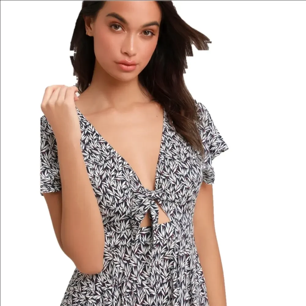 Lulus Dondi Romper Shorts Navy Blue White Leaf Print Loose And Flowy Small - Picture 3 of 12